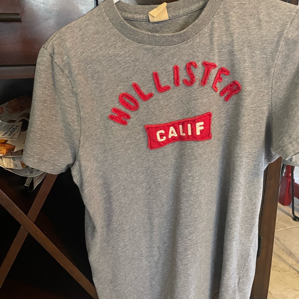 Hollister t shirt early 2000s. Clean, no rips tears and stains.